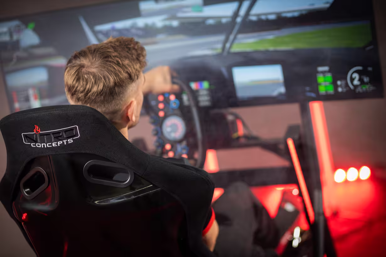 Komplettes Sim-Racing-Setup mit E-Racer Rig und IMMERSION Beleuchtung